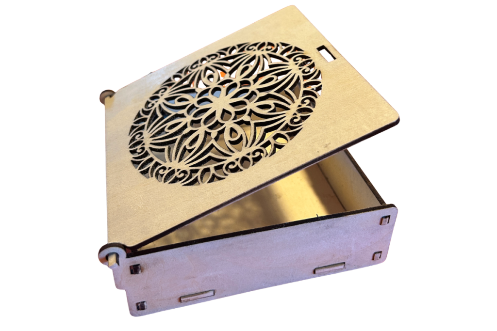 Cadeaux de mariage personnalisés au laser : idées originales 2 Boite en bois découpée par l'atelier Sublival au val-de-Ruz