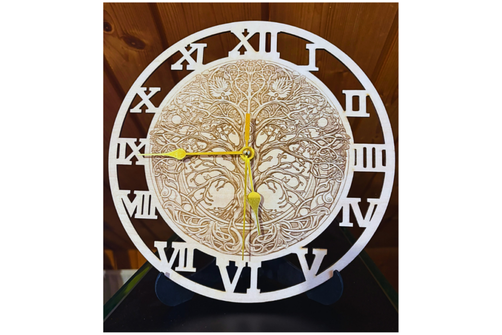 Horloge gravée et découpée avec un graveur xTool S1