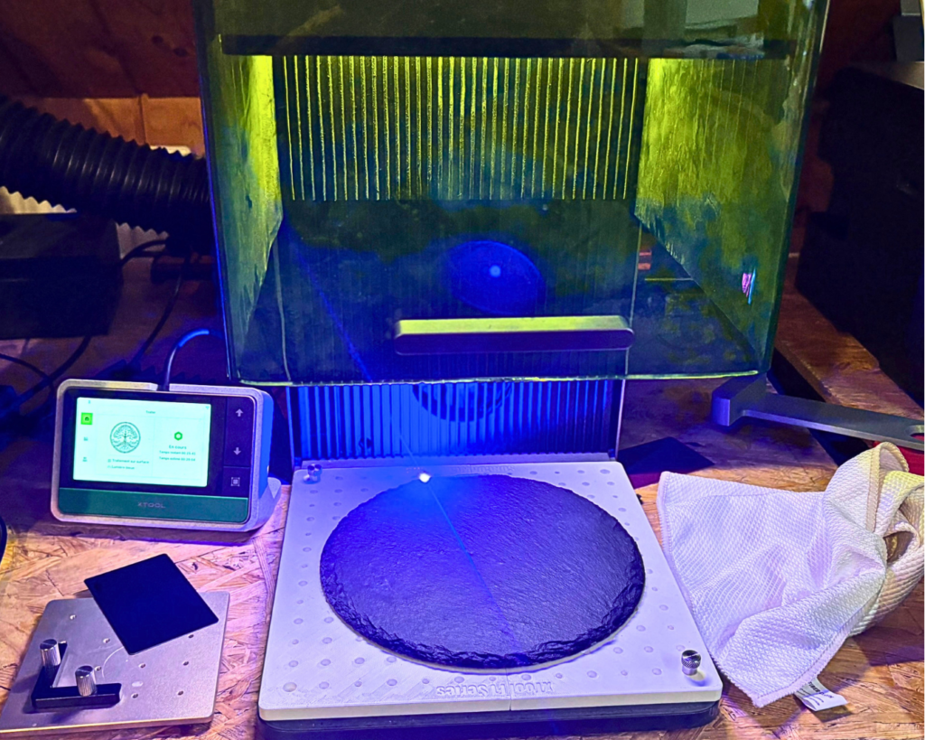 Graveur laser xTool en fonctionnement à la Demo Room de Boudevilliers