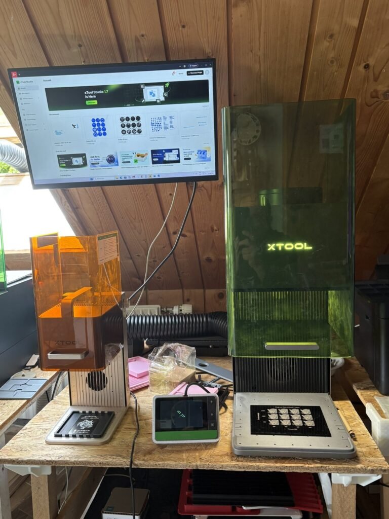 Graveurs laser xTool et écran de xTool Studio dans l’atelier Sublival à Boudevilliers